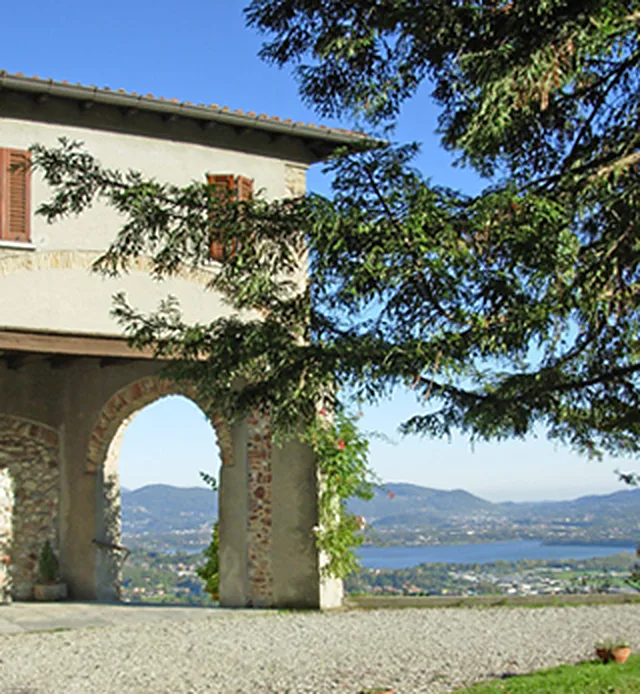 Eremo San Salvatore, Erba: l'arco d'ingresso con il lago di Como sullo sfondo