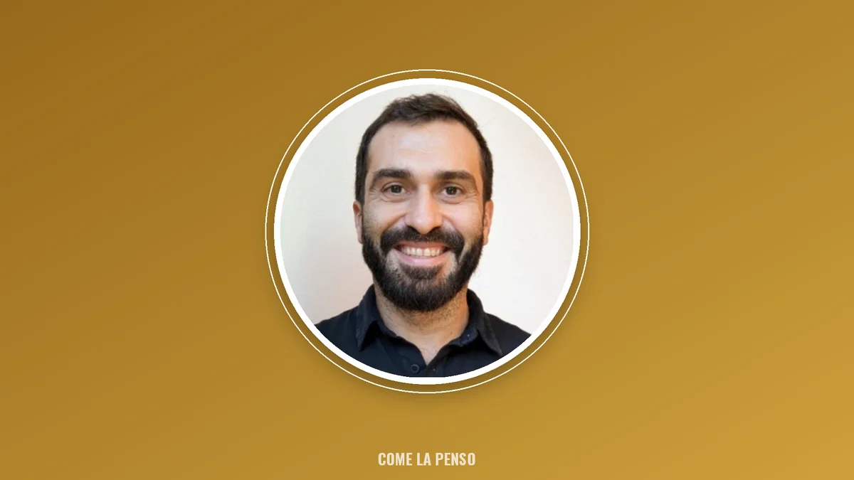Ritratto sorridente di Giorgio Ferretti in cerchio su fondo oro