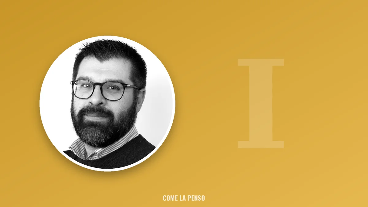 Ritratto in bianco e nero di Andrea Girelli, MarTech Director, su fondo oro con numerale I