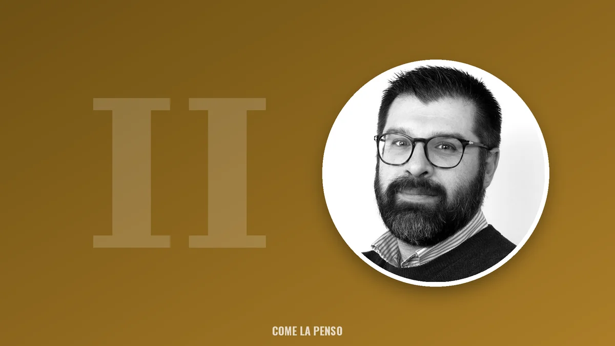 Ritratto in bianco e nero di Andrea Girelli, MarTech Director, su fondo bronzo con numerale II