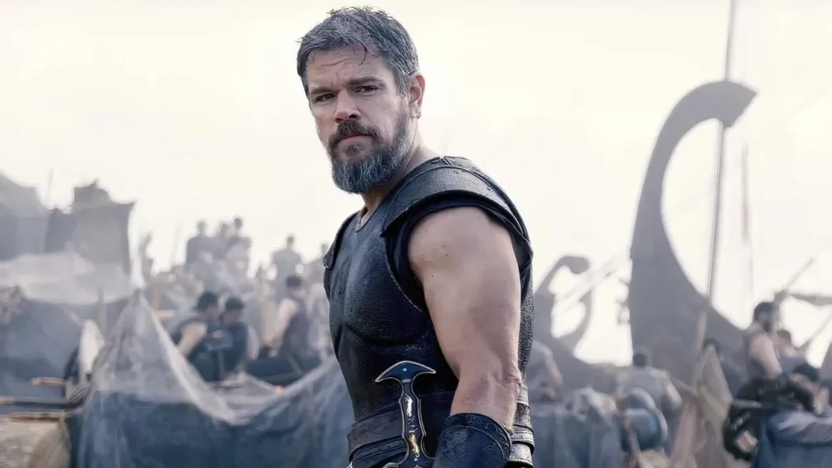 Matt Damon nei panni di Ulisse tra le navi achee in una scena del film The Odyssey di Christopher Nolan