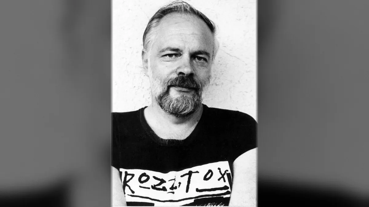 Ritratto in bianco e nero di Philip K. Dick con la maglietta Rozz Tox, copertina della recensione della biografia di Emmanuel Carrère «Io sono vivo, voi siete morti».