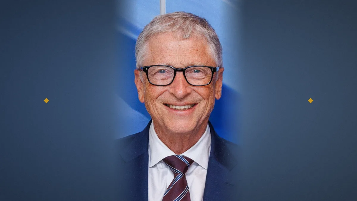Bill Gates sorridente in giacca e cravatta, ritratto su fondo blu (foto: Bogdan Hoyaux / European Union, 2025, CC BY 4.0)